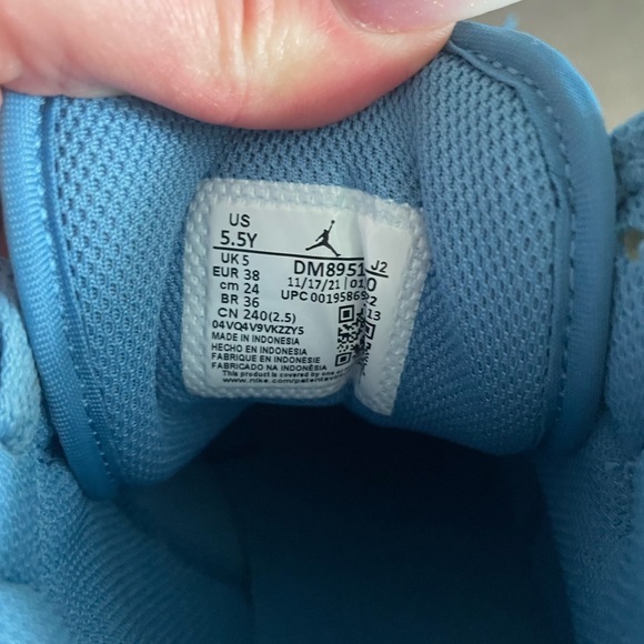 Jordan 1 Mid “Washed Denim” 5.5Y / 7W - Picture 5 of 6